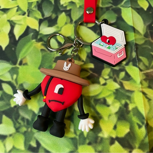 Bad Bunny ( VERANO SIN TI) Heart Keychain - Picture 3 of 5